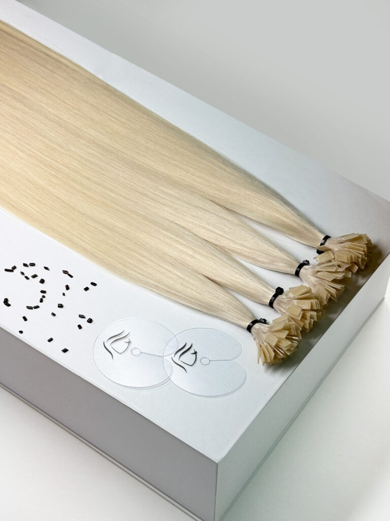 Flat tip pramenovi u nijansi Bleach Blonde na beloj kutiji Extension
