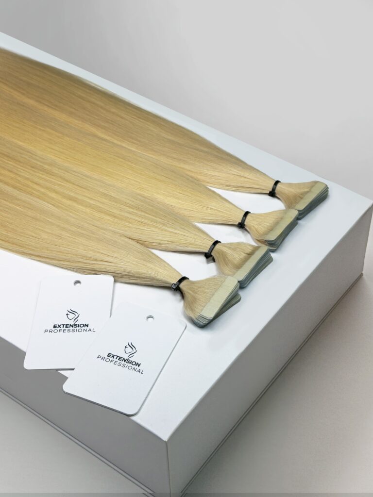 Tape in pramenovi u nijansi Bleach Blonde sa etiketama Extension