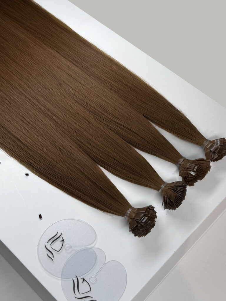 Flat tip pramenovi u nijansi Deep Brown na beloj kutiji Extension