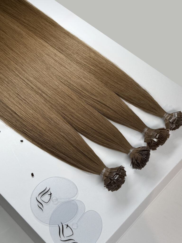 Flat tip pramenovi u nijansi Chestnut Brown na beloj kutiji Extension