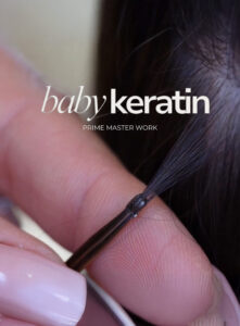 Mala keratinska kapsula Baby Keratin između prstiju