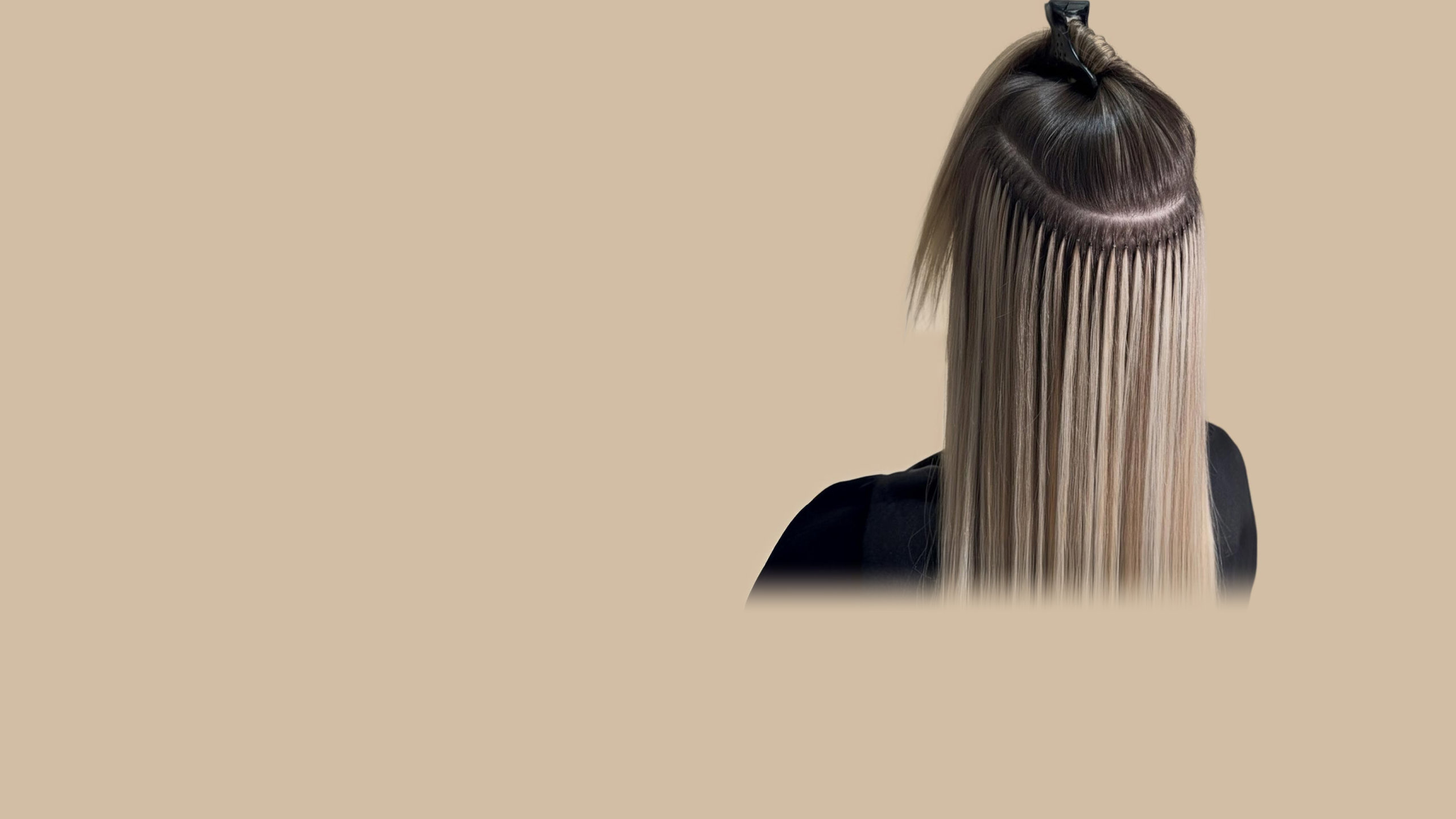 Pogled s leđa na nadogradnju kose u salonu Studio Extension: dugi plavi pramenovi postavljeni u ravnom redu