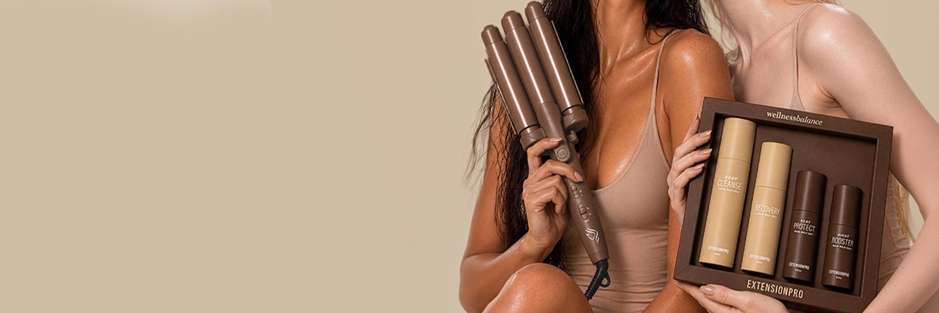 Dve devojke drže braon EXTENSIONPRO stajler za talase i Wellness Balance set za negu kose